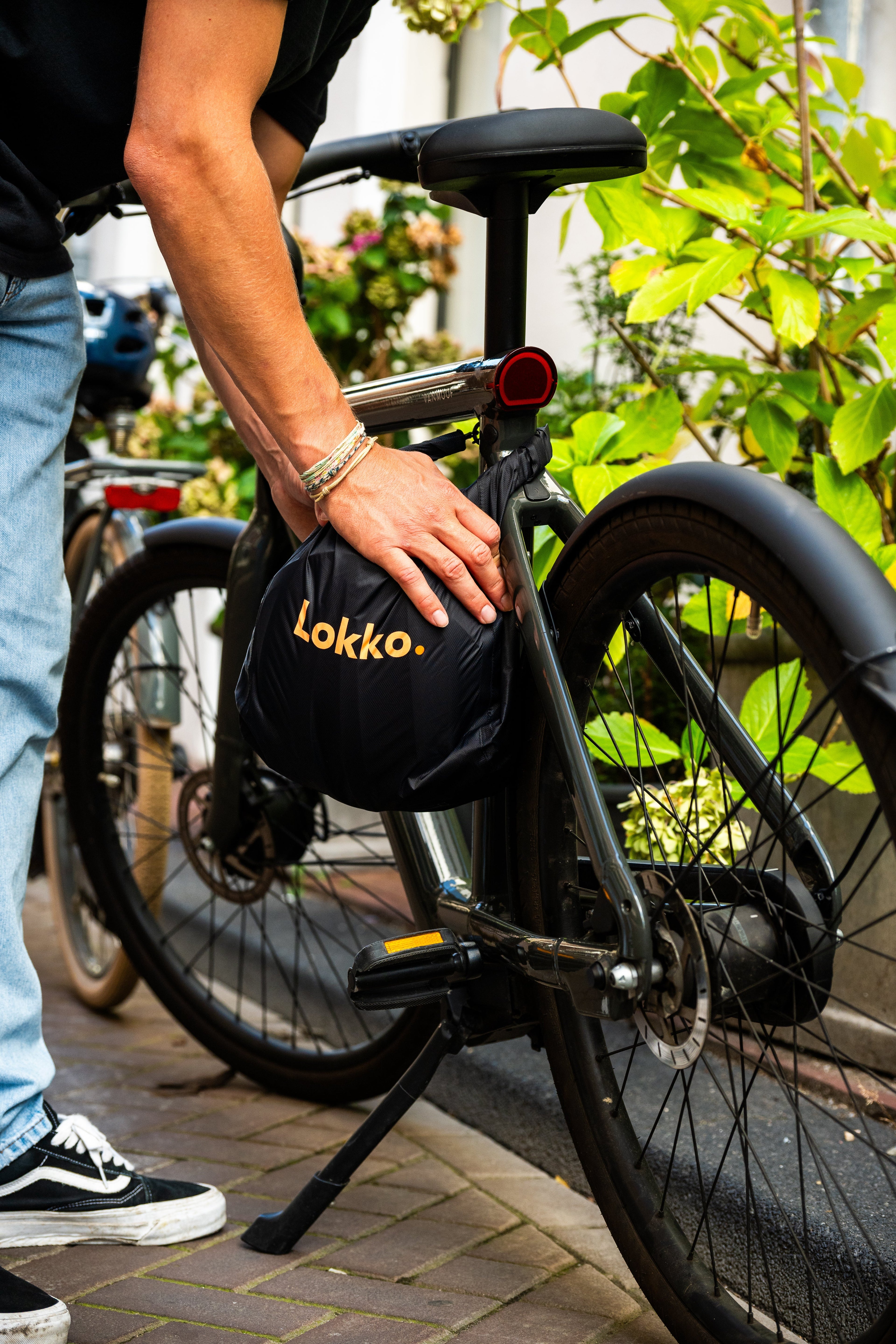 Lokko helmet bag with built-in lock, urban cyclist using Lokko helmet bag smart helmet storage for city commuters