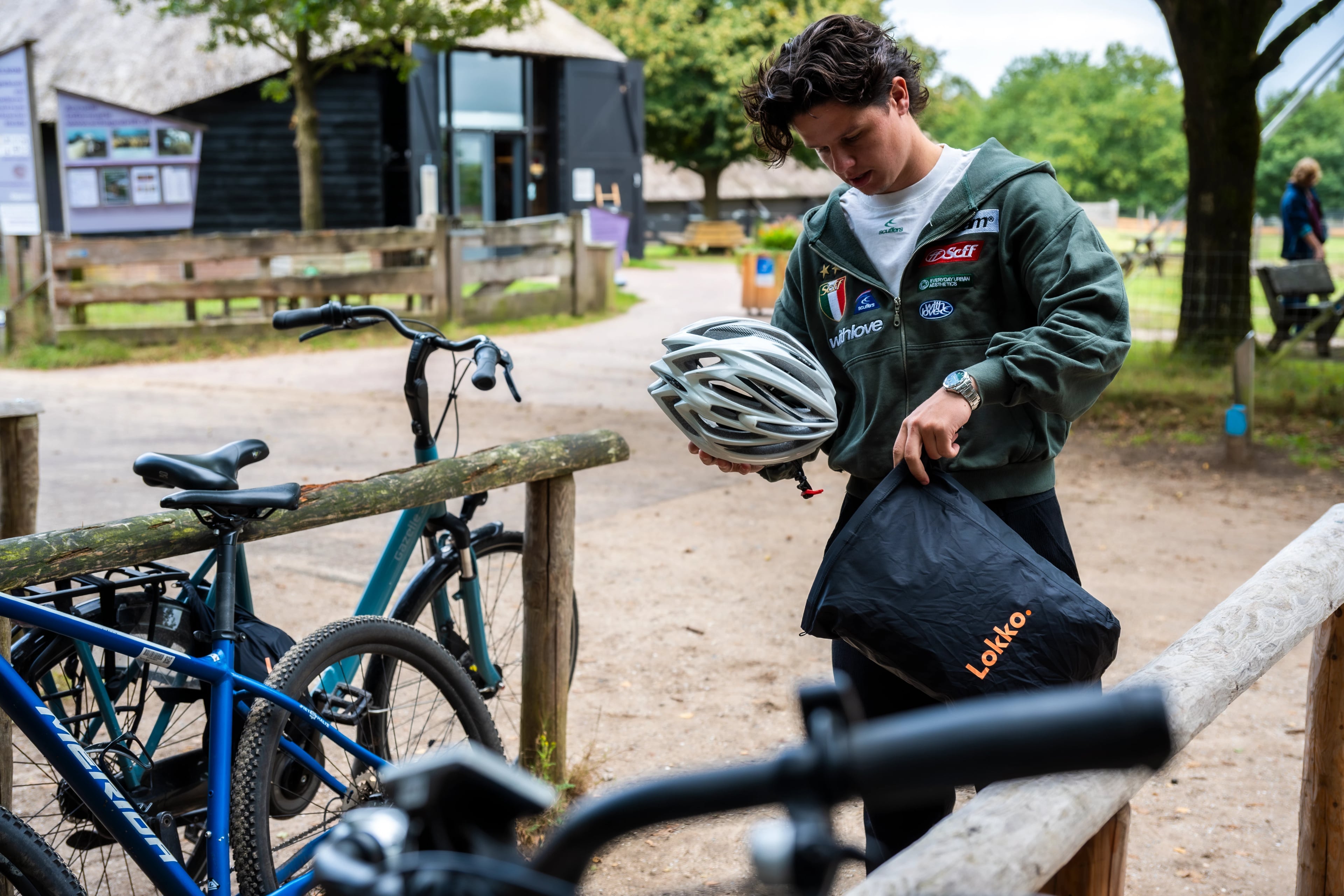 Helm unterwegs schützen